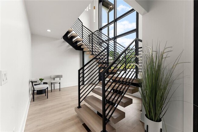 Building Photo - 151 S Pointe Dr