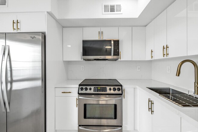 Building Photo - 924 SE 2nd St