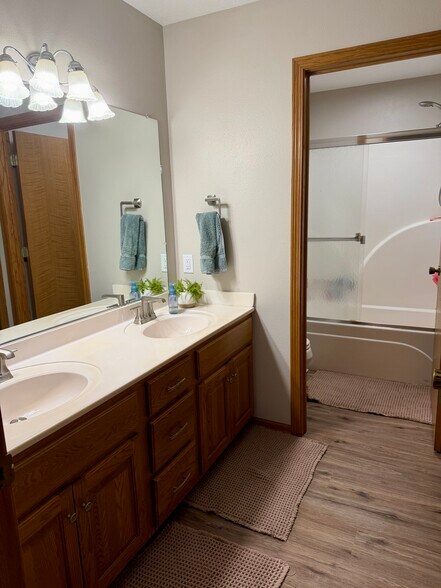 Building Photo - 2202 Pinehurst Dr