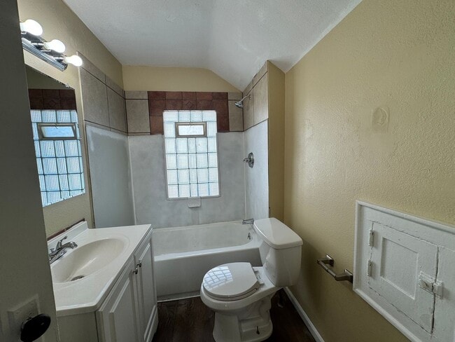 Building Photo - 3 Bedroom House