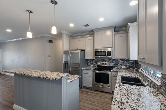 Building Photo - ** MOVE IN 2026 $7200 * MOVE IN 2027 $7800 ** 6 Bed 4 Bath Home, 5 Minute Walk to TCU