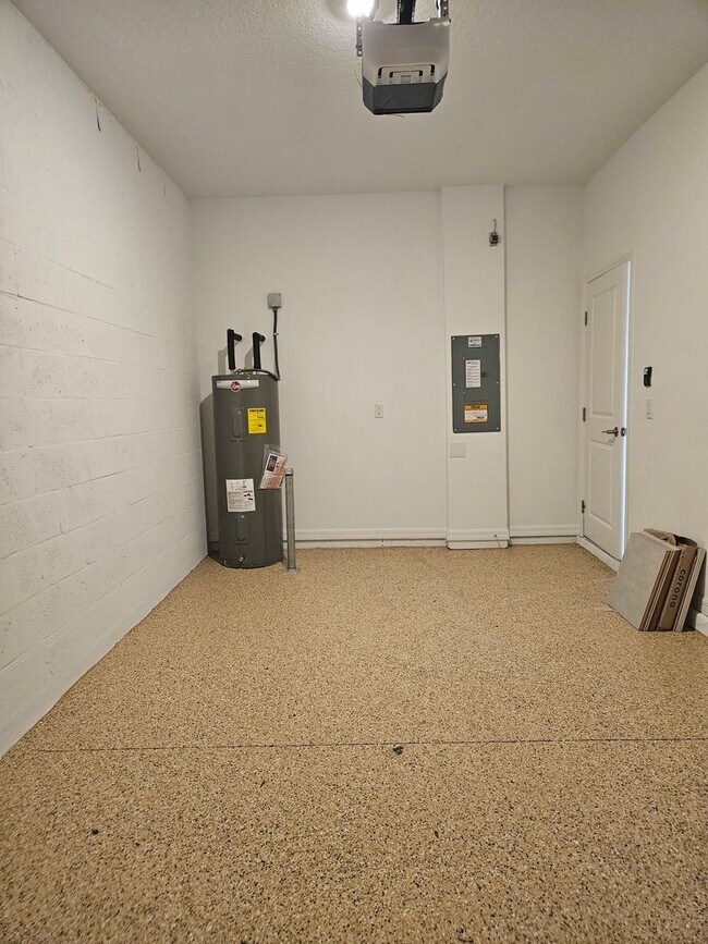 Building Photo - Townhome in The Townhomes of River Landing