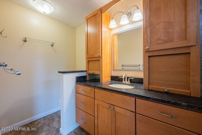 Building Photo - 7990 Baymeadows Cir E