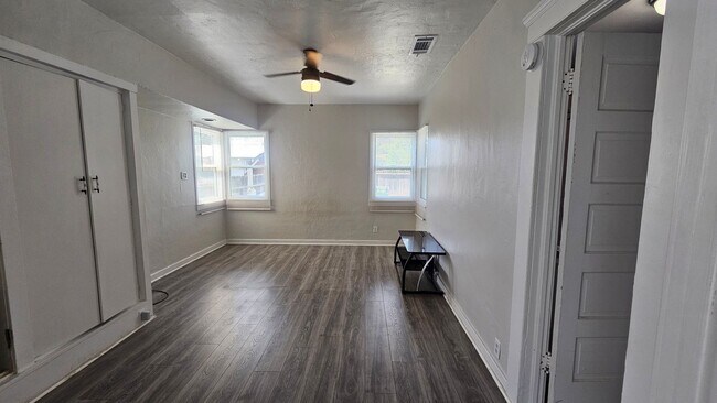 Building Photo - Charming house in Dinuba