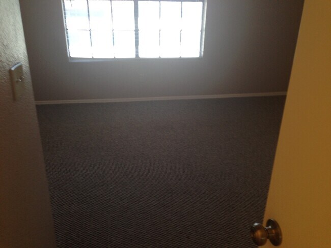 Building Photo - **BEAUTIFUL 2br/2.5ba TOWNHOME (ELLIOTT & ARIZONA AVE)