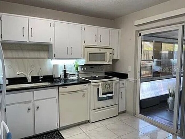 Building Photo - 2 bedrooms and 2 bathrooms Home in Kissimmee