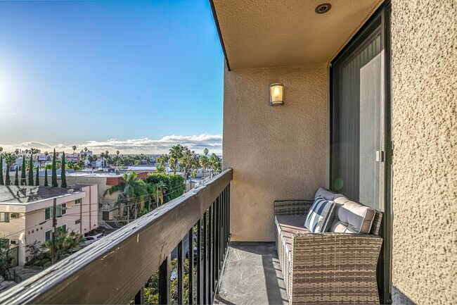 Balcony - 7320 Hawthorn Ave