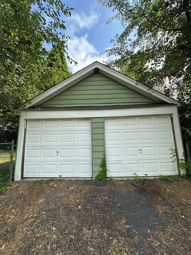 Building Photo - 3 Bed, 2 bath single in Upper Darby