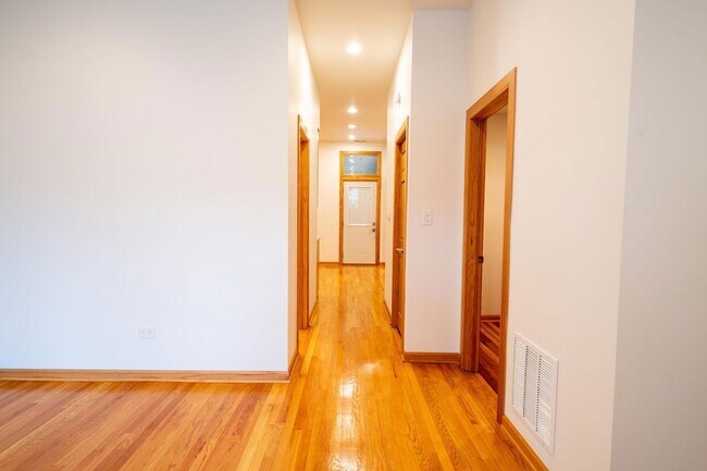 Building Photo - 3324 N Hoyne Ave
