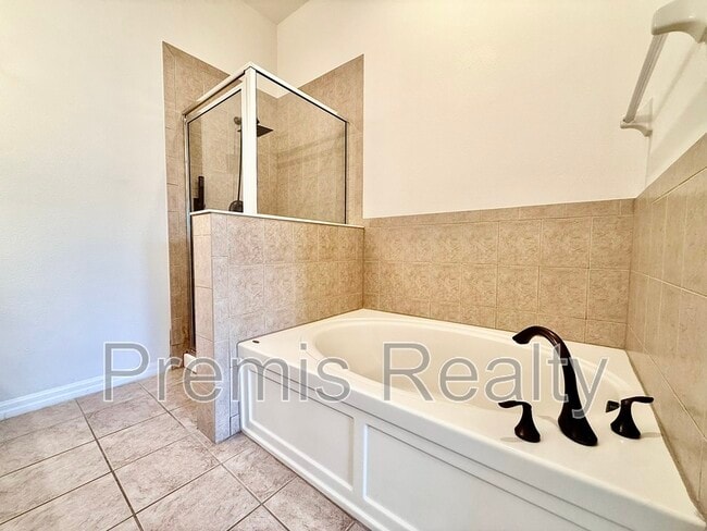 Building Photo - 2043 Strathmill Dr