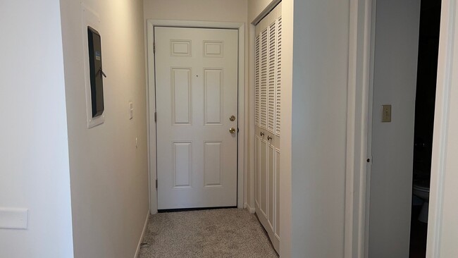 Entrance & Closet - 850 S Lorraine Rd