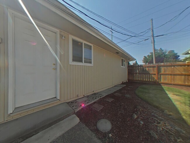 Building Photo - 2 Bedroom Duplex ~ Close to Campus