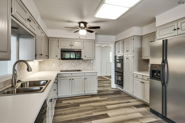 Building Photo - 2108 Granada Dr