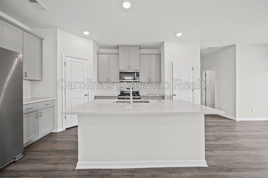 Building Photo - 4080 County Down Ave