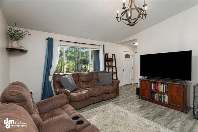 Building Photo - Cozy 3 bedroom 2 bath home w/ fully fenced...