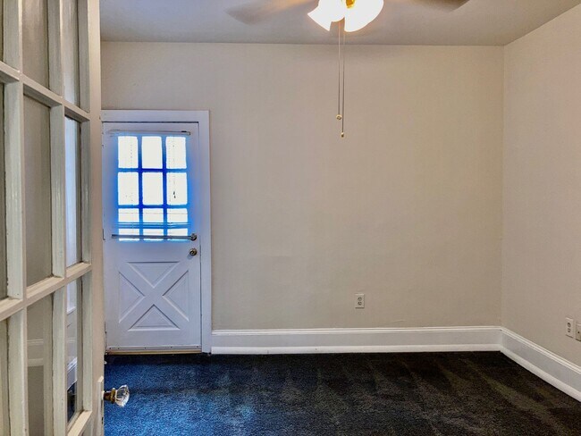 Building Photo - 330 S Hicks St
