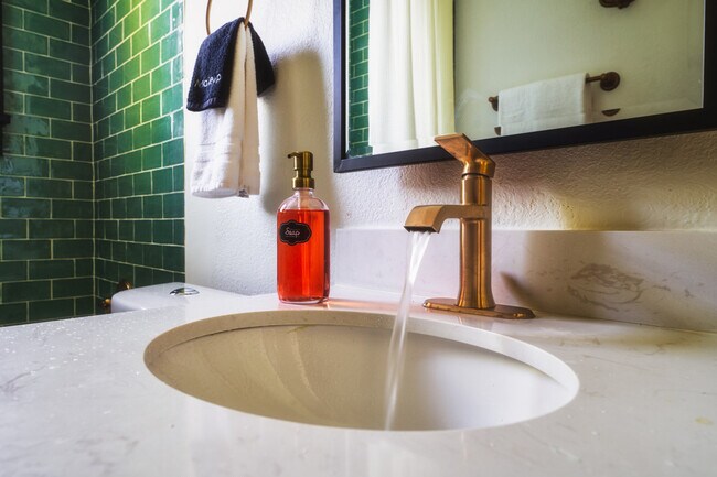 Building Photo - 715 Grandin Rd