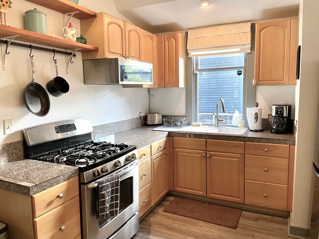 Building Photo - 313 NE Stanton St