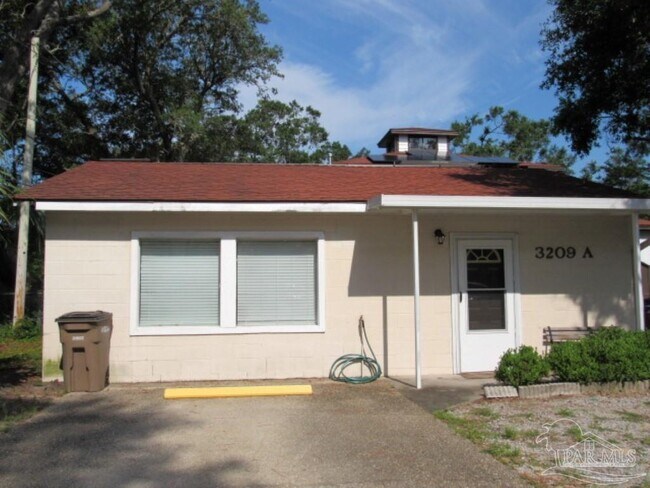 Primary Photo - 3209 E Lloyd St