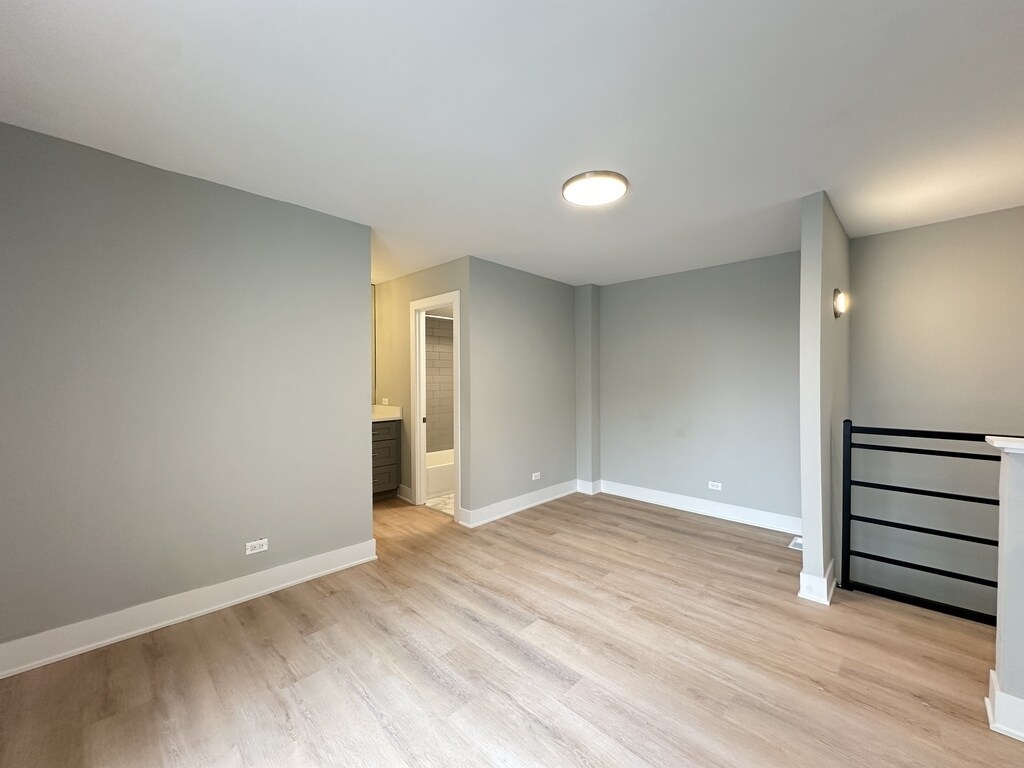 Building Photo - 1220 N La Salle Dr