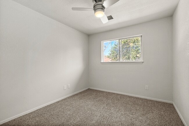 Building Photo - 412 W Austin St