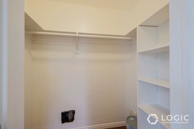 Building Photo - 1044 E 400 S