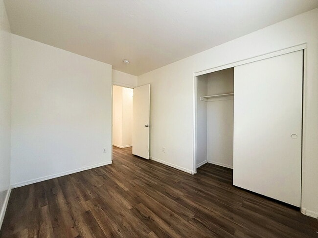 Building Photo - "Spacious 4-Bedroom Townhouse in Prime Phoenix Location – Quiet and Move-in ready!"