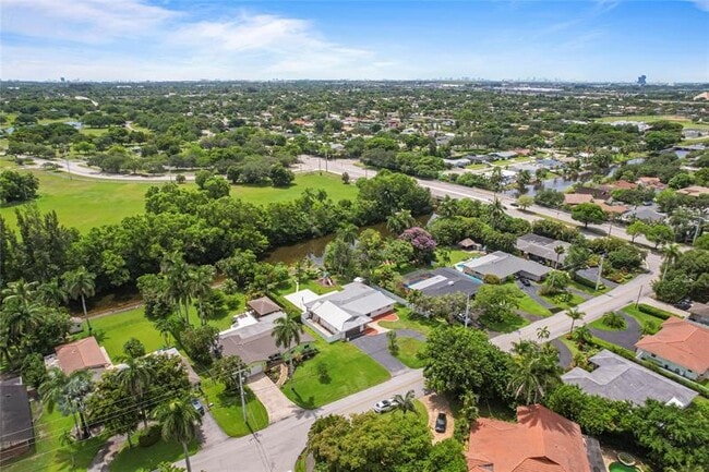 Building Photo - 1120 E Tropical Way