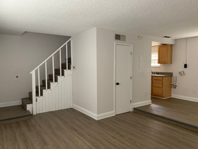Building Photo - 5648 Townhouse Dr