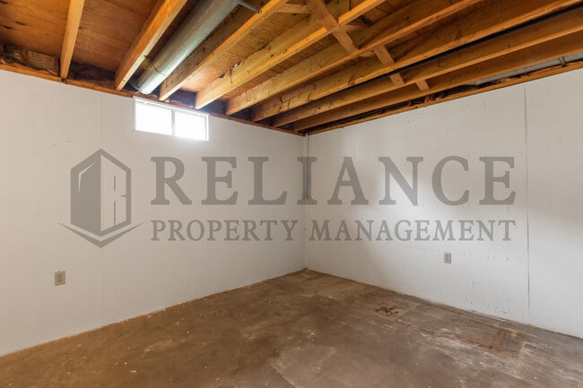 Building Photo - 2241 S White Oak Dr