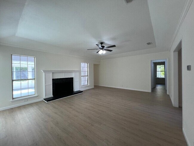 Building Photo - Welcome to this inviting 3-bedroom, 2-bathroom home in the heart of Cleburne, perfectly suited fo...