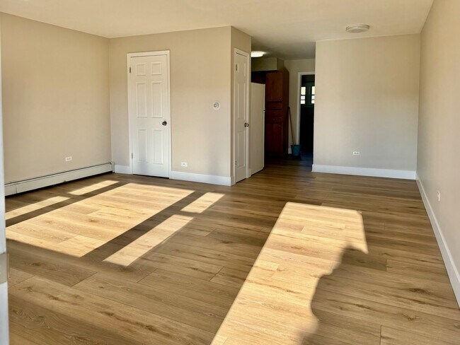 Building Photo - 1105 Holiday Ln