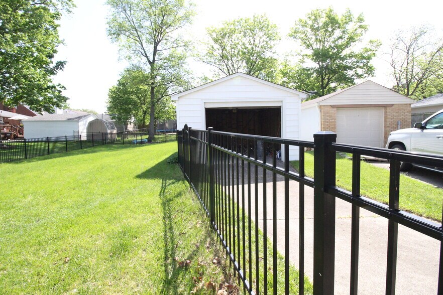 Building Photo - 3893 Mantell Ave