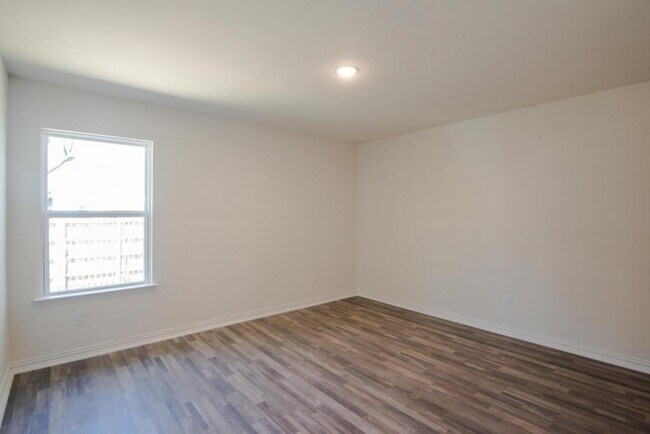 Building Photo - 808 Poplar St