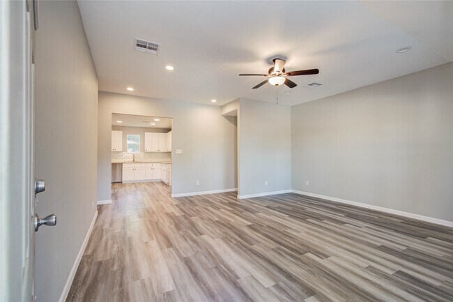 Building Photo - 9414 Lanewood Dr