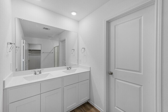 Building Photo - 3038 Lake Crest Dr