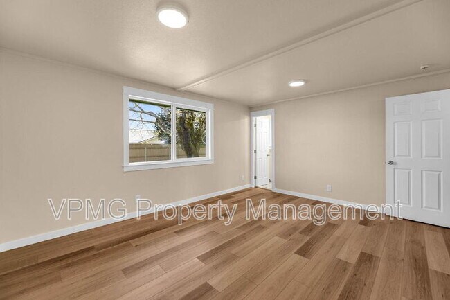 Building Photo - 14907 NE 34th St