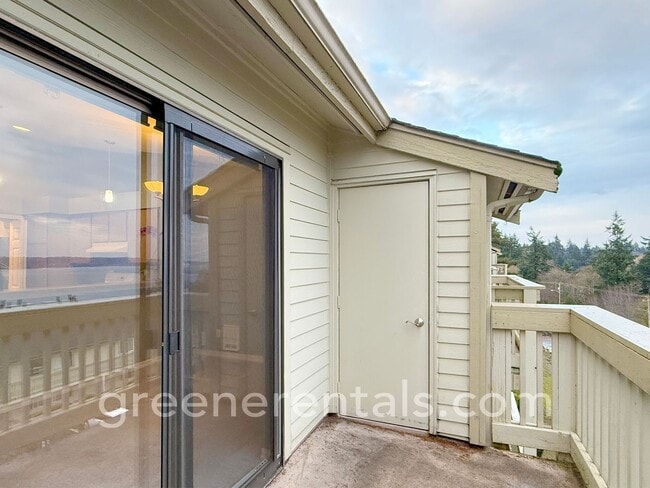 Building Photo - 2BR/1.5BA 3rd Floor Condo Overlooking Sinclair Inlet