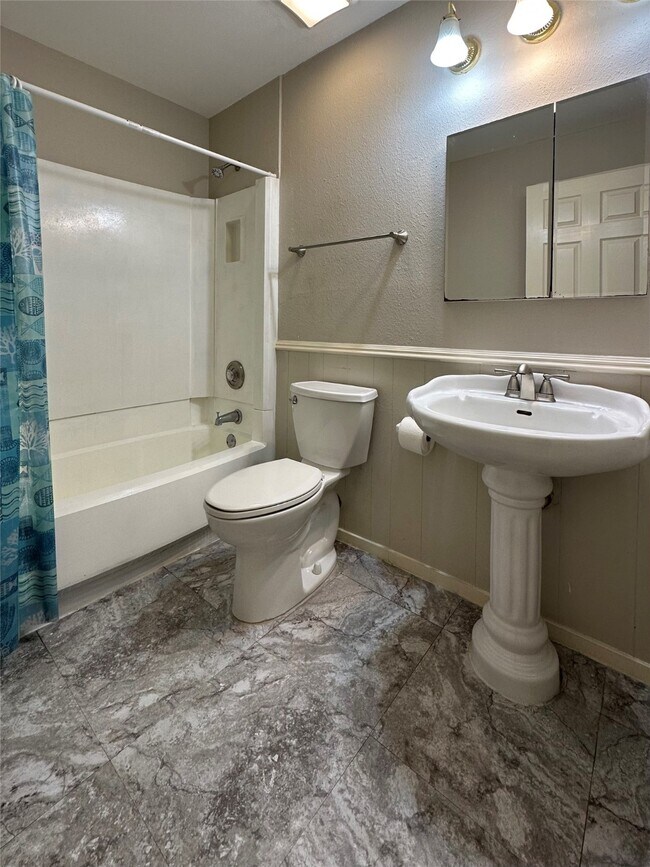 Building Photo - 2016 Royal Oak Pl