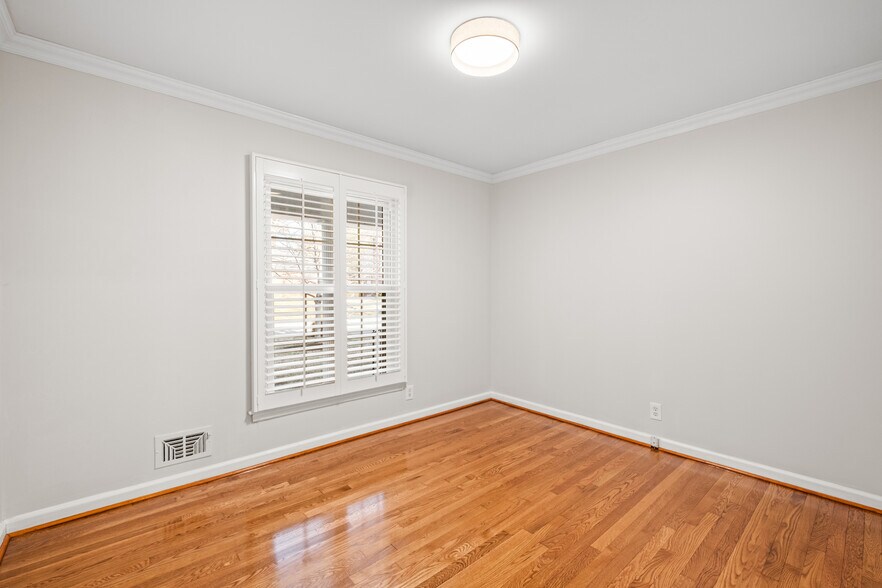 Building Photo - 318 Castleview Dr