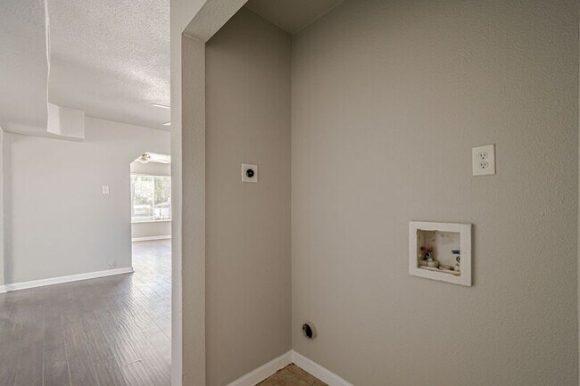 Building Photo - 2323 Arbor Pl