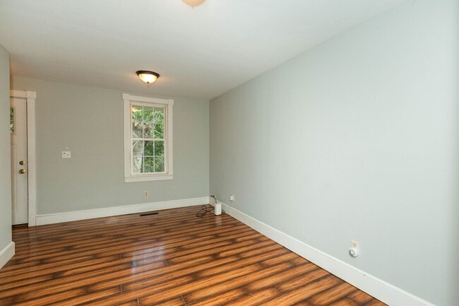 Building Photo - 2 Bed, 2 Bath Farmhouse-Style Home in Kear...