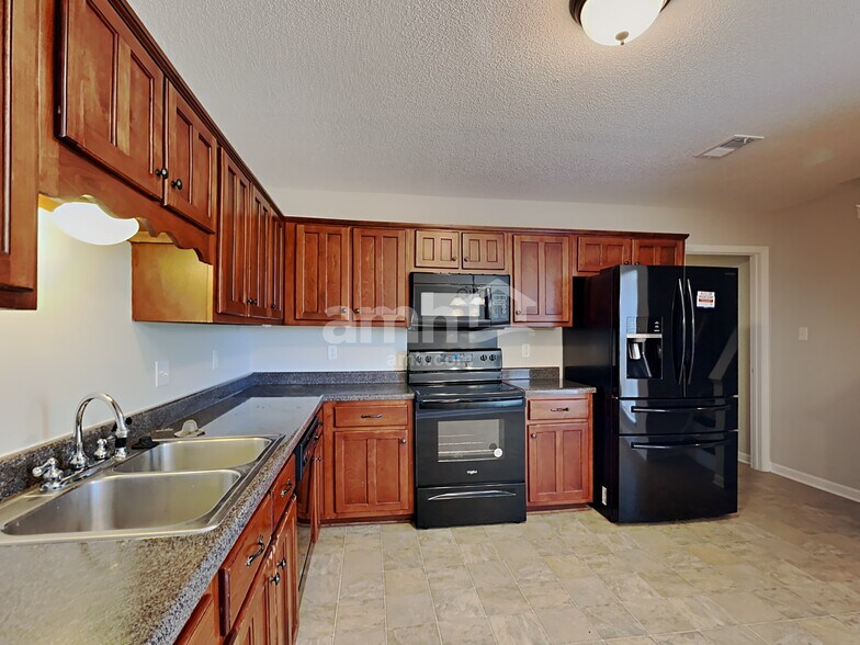 Building Photo - 1900 Roy Dr