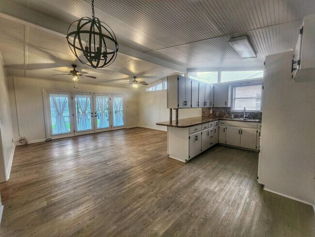 Building Photo - 1800 Bluebonnet Ln
