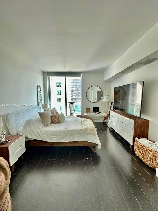 Building Photo - 950 Brickell Bay Dr