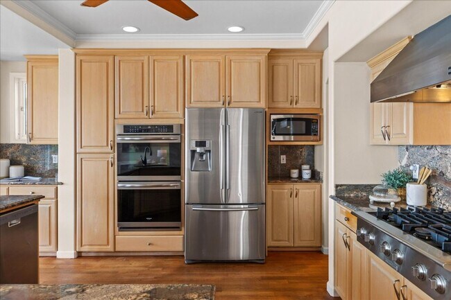 Building Photo - 5Bd/3.5Ba Shoreline House