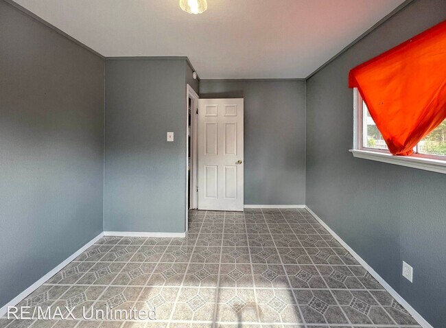 Building Photo - 3 br, 1 bath House - 915 Sams Dr