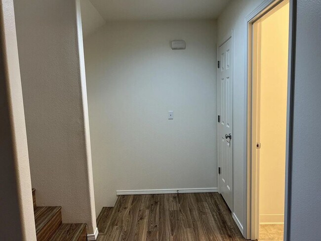Building Photo - Enormous Tri-Level Townhome 2/2 w/Bonus Room Available Feb. 6th
