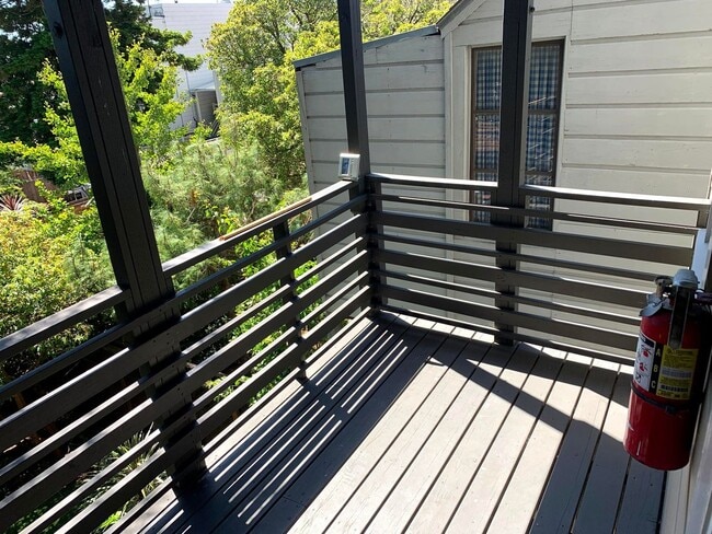 Building Photo - UPDATED BRIGHT 800sf 2BR/1BA Flat Noe Noe ...