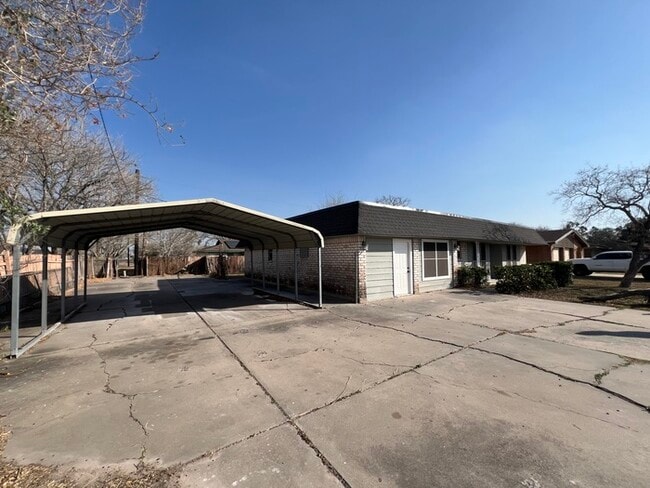 Building Photo - 1110 Falcon Dr